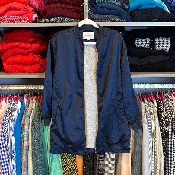 Two by Vince Camuto navy satin like 2 pocket long bomber style jacket size PXS - Picture 1 of 3